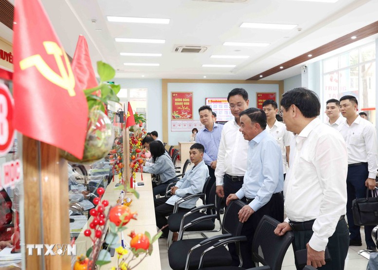 Thường trực Ban Bí thư Trần Cẩm Tú dự Hội nghị tiếp xúc cử tri tại Đà Nẵng- Ảnh 5.