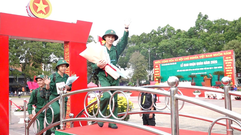 Rộn ràng ngày hội tòng quân trên địa bàn miền Trung – Tây Nguyên- Ảnh 3. Rộn ràng ngày hội tòng quân trên địa bàn miền Trung – Tây Nguyên- Ảnh 3.