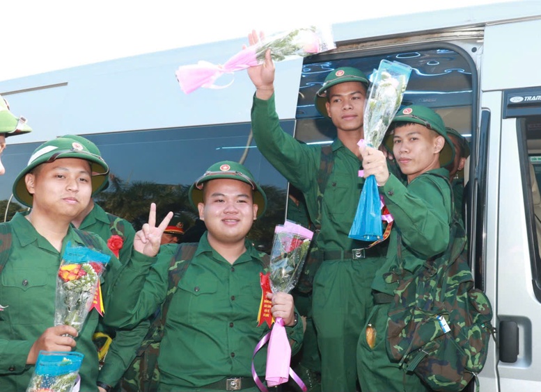 Rộn ràng ngày hội tòng quân trên địa bàn miền Trung – Tây Nguyên- Ảnh 5. Rộn ràng ngày hội tòng quân trên địa bàn miền Trung – Tây Nguyên- Ảnh 5.