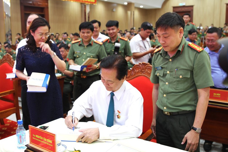 Ra mắt sách 'Đổi mới, kiến tạo, hội nhập, phát triển' của nguyên Thủ tướng Nguyễn Tấn Dũng- Ảnh 3.