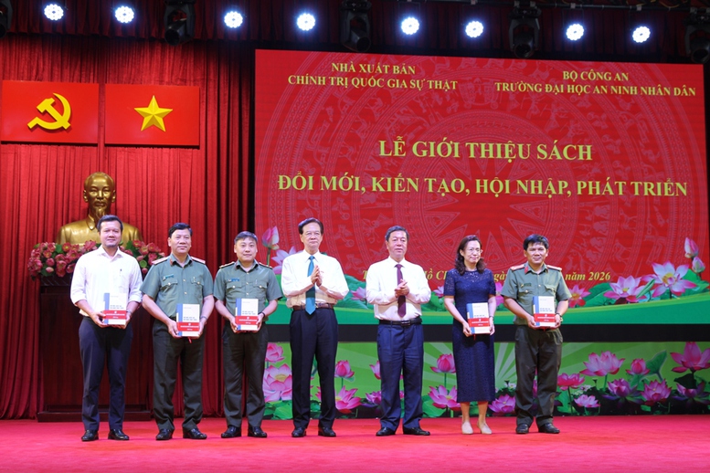 Ra mắt sách 'Đổi mới, kiến tạo, hội nhập, phát triển' của nguyên Thủ tướng Nguyễn Tấn Dũng- Ảnh 1.