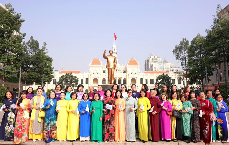 Hơn 58.000 phụ nữ đồng diễn áo dài tại TPHCM- Ảnh 1.