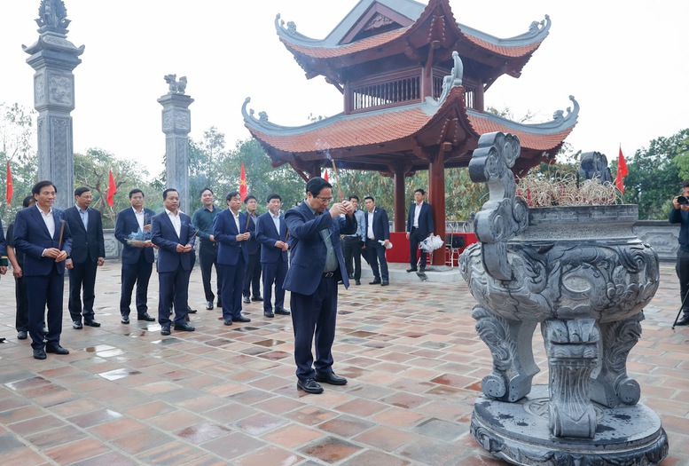 Thủ tướng dâng hương tưởng niệm Chủ tịch Hồ Chí Minh và các Anh hùng, liệt sĩ tại Điện Biên- Ảnh 1.