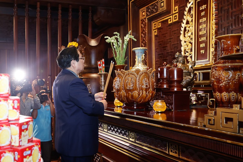 Thủ tướng dâng hương tưởng niệm Chủ tịch Hồ Chí Minh và các Anh hùng, liệt sĩ tại Điện Biên- Ảnh 4.