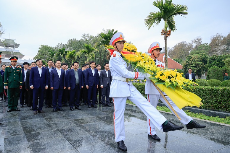 Thủ tướng dâng hương tưởng niệm Chủ tịch Hồ Chí Minh và các Anh hùng, liệt sĩ tại Điện Biên- Ảnh 5.