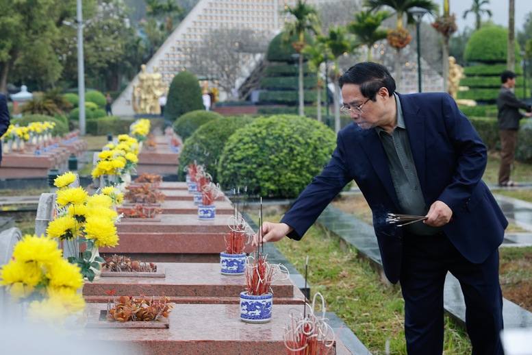 Thủ tướng dâng hương tưởng niệm Chủ tịch Hồ Chí Minh và các Anh hùng, liệt sĩ tại Điện Biên- Ảnh 6.
