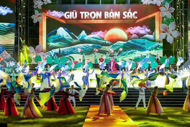 Thủ tướng Phạm Minh Ch&iacute;nh dự lễ khai mạc Lễ hội Hoa Ban tỉnh Điện Bi&ecirc;n năm 2026- Ảnh 8.