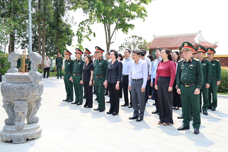 Phó Thủ tướng Phạm Thị Thanh Trà dâng hương tri ân các Anh hùng liệt sĩ tại Quảng Trị- Ảnh 1.