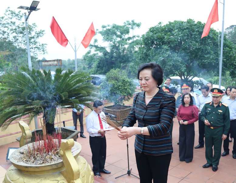 Phó Thủ tướng Phạm Thị Thanh Trà dâng hương tri ân các Anh hùng liệt sĩ tại Quảng Trị- Ảnh 10.