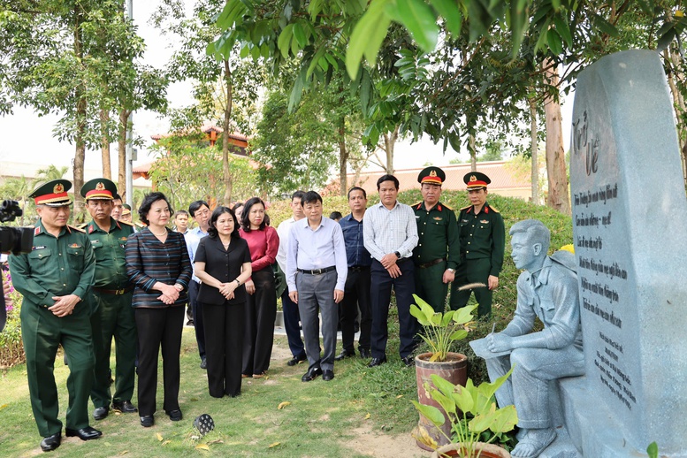 Phó Thủ tướng Phạm Thị Thanh Trà dâng hương tri ân các Anh hùng liệt sĩ tại Quảng Trị- Ảnh 2.