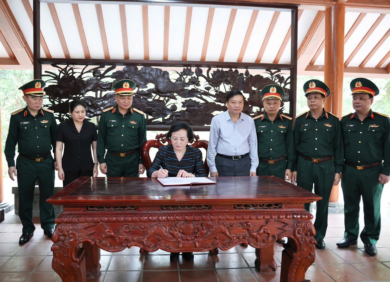 Phó Thủ tướng Phạm Thị Thanh Trà dâng hương tri ân các Anh hùng liệt sĩ tại Quảng Trị- Ảnh 3.