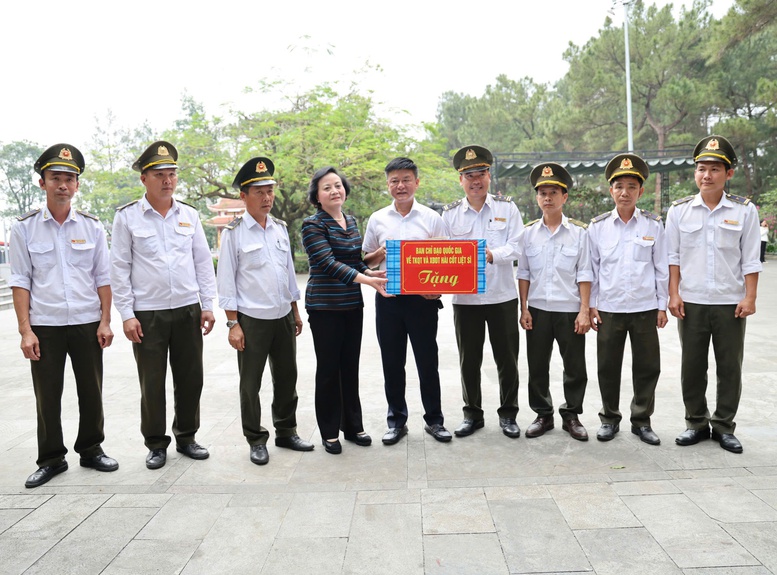 Phó Thủ tướng Phạm Thị Thanh Trà dâng hương tri ân các Anh hùng liệt sĩ tại Quảng Trị- Ảnh 7.