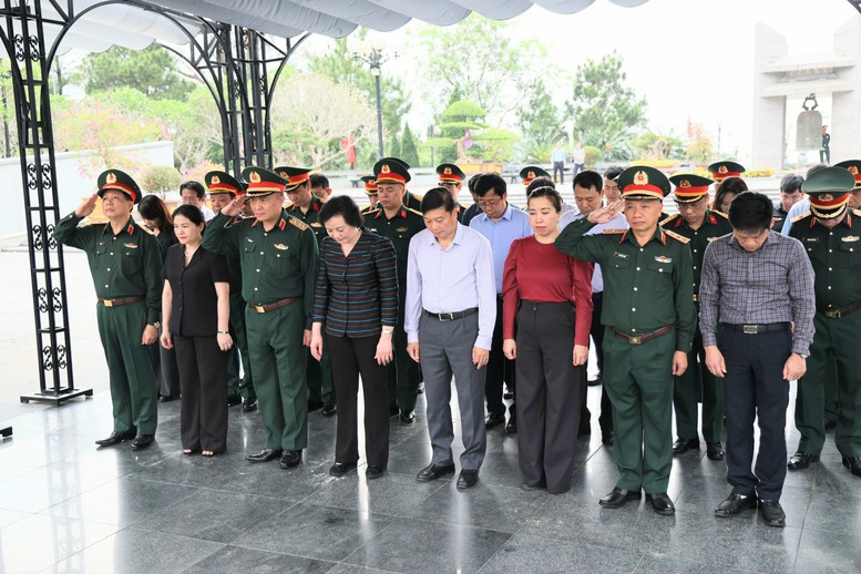 Phó Thủ tướng Phạm Thị Thanh Trà dâng hương tri ân các Anh hùng liệt sĩ tại Quảng Trị- Ảnh 8.