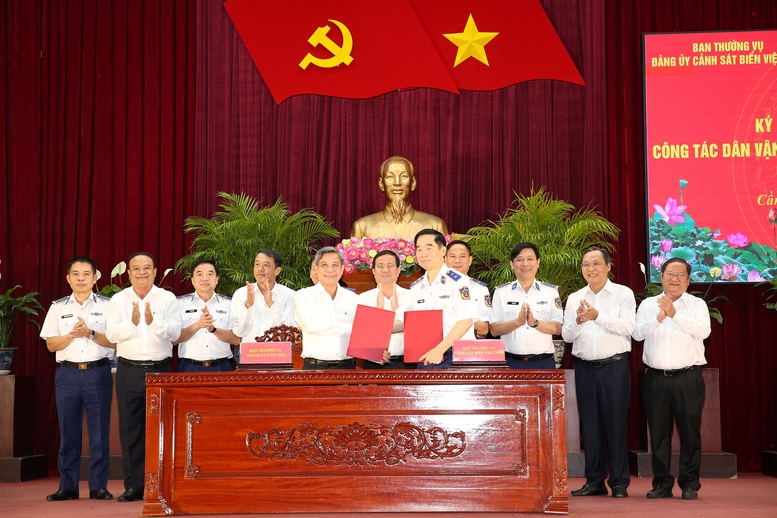 Đồng hành cùng ngư dân, củng cố 'thế trận lòng dân' trên biển Tây Nam- Ảnh 1.