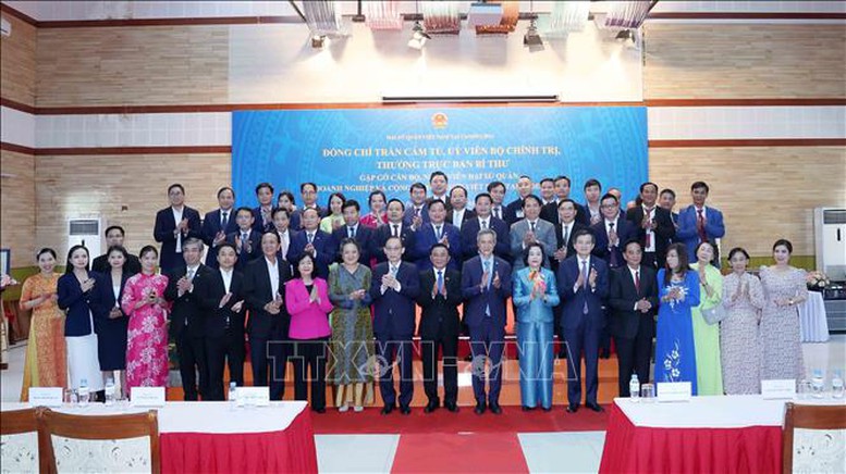 Thường trực Ban Bí thư Trần Cẩm Tú gặp gỡ cộng đồng người Việt Nam tại Campuchia