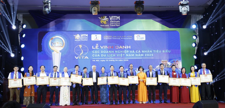 Vinh danh 80 cá nhân và 141 doanh nghiệp tiêu biểu ngành Du lịch năm 2025- Ảnh 1. Vinh danh 80 cá nhân và 141 doanh nghiệp tiêu biểu ngành Du lịch năm 2025- Ảnh 1.