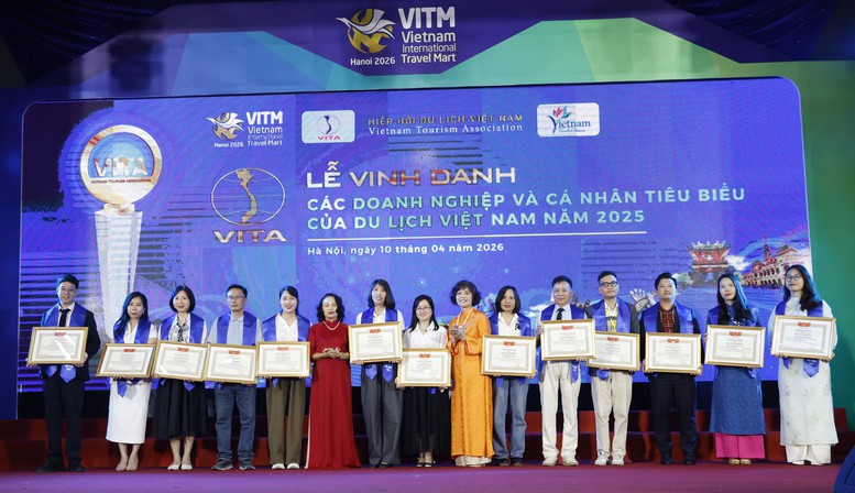 Vinh danh 80 cá nhân và 141 doanh nghiệp tiêu biểu ngành Du lịch năm 2025- Ảnh 2. Vinh danh 80 cá nhân và 141 doanh nghiệp tiêu biểu ngành Du lịch năm 2025- Ảnh 2.