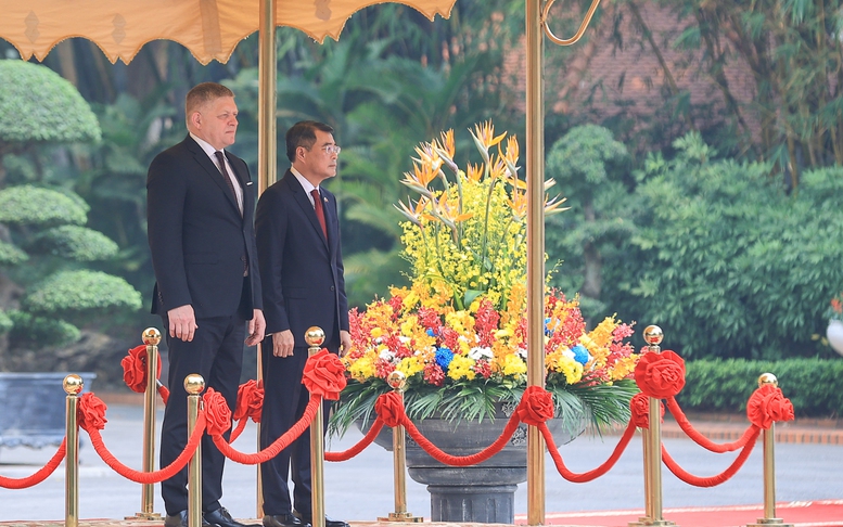 Thủ tướng Lê Minh Hưng chủ trì lễ đón Thủ tướng Slovakia thăm chính thức Việt Nam