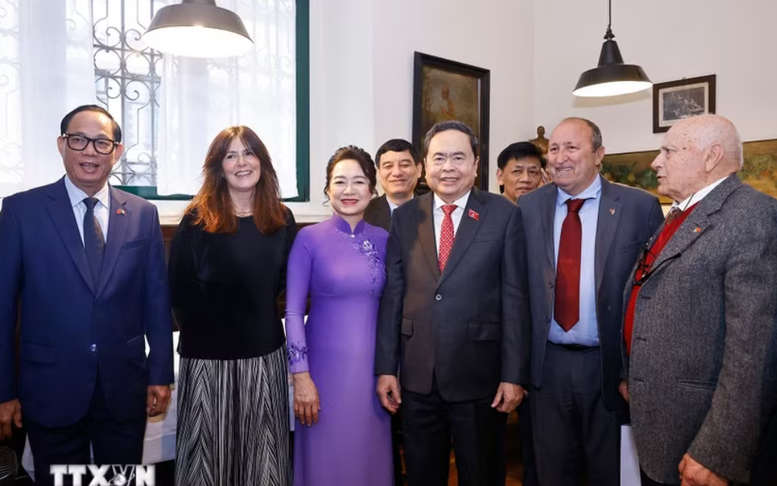 Chủ tịch Quốc hội thăm nơi lưu dấu ấn Chủ tịch Hồ Chí Minh tại thành phố Milan