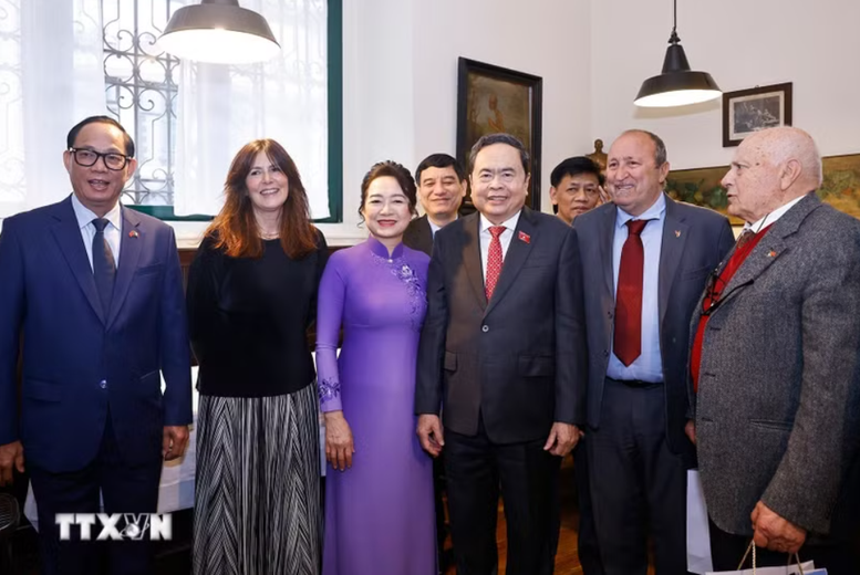 Chủ tịch Quốc hội thăm nơi lưu dấu ấn Chủ tịch Hồ Chí Minh tại thành phố Milan- Ảnh 1.