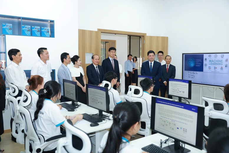 Lần đầu tiên đào tạo bán dẫn được đưa vào chương trình Samsung Innovation Campus- Ảnh 5. Lần đầu tiên đào tạo bán dẫn được đưa vào chương trình Samsung Innovation Campus- Ảnh 5.