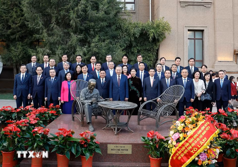 Tổng Bí thư, Chủ tịch nước Tô Lâm gặp gỡ cộng đồng người Việt Nam tại Trung Quốc- Ảnh 4. Tổng Bí thư, Chủ tịch nước Tô Lâm gặp gỡ cộng đồng người Việt Nam tại Trung Quốc- Ảnh 4.