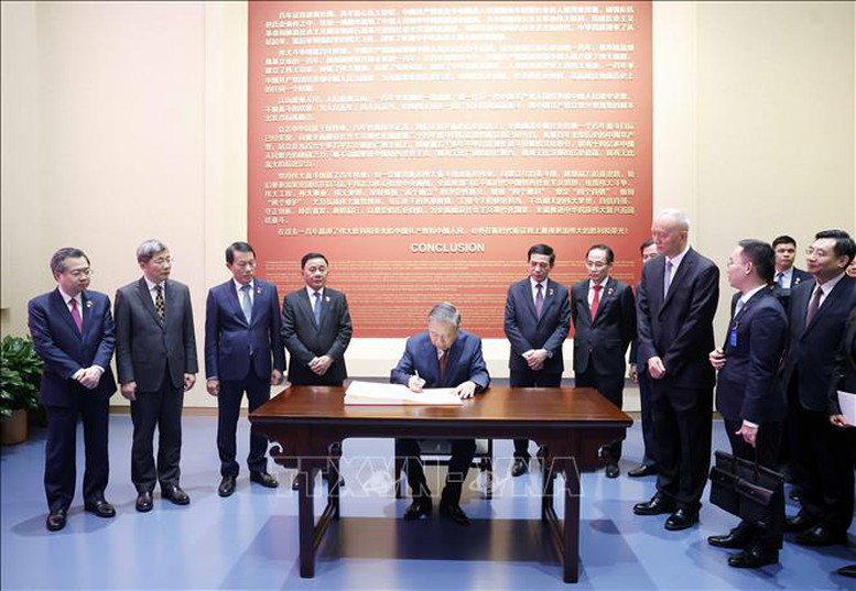 Tổng Bí thư, Chủ tịch nước Tô Lâm thăm Bảo tàng Lịch sử Đảng Cộng sản Trung Quốc