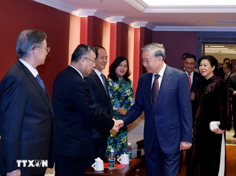 Tổng Bí thư, Chủ tịch nước Tô Lâm gặp mặt thân nhân các tướng lĩnh, chuyên gia, nhân sĩ hữu nghị Việt Nam - Trung Quốc- Ảnh 1. Tổng Bí thư, Chủ tịch nước Tô Lâm gặp mặt thân nhân các tướng lĩnh, chuyên gia, nhân sĩ hữu nghị Việt Nam - Trung Quốc- Ảnh 1.