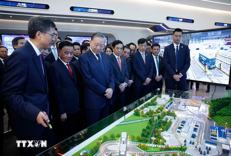 Tổng Bí thư, Chủ tịch nước Tô Lâm tham quan Trung tâm trí tuệ nhân tạo Trung Quốc-ASEAN- Ảnh 1.