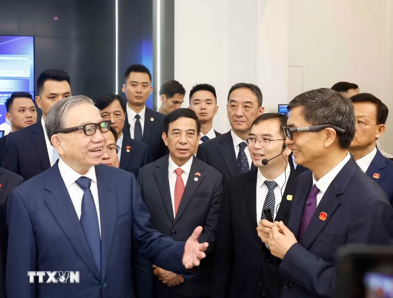 Tổng Bí thư, Chủ tịch nước Tô Lâm tham quan Trung tâm trí tuệ nhân tạo Trung Quốc-ASEAN- Ảnh 3.