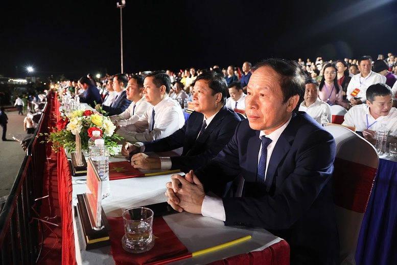 Phó Thủ tướng Chính phủ Lê Tiến Châu dự Chương trình "Bản hùng ca trên sông"- Ảnh 1.