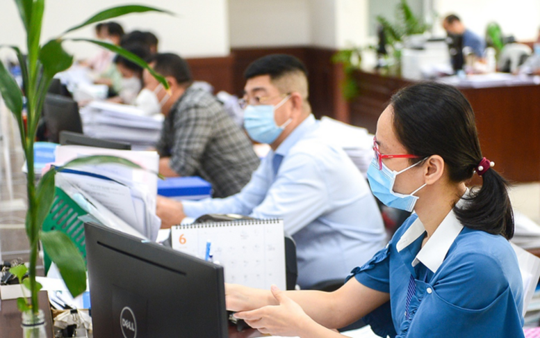 Công chức được cử đi học phải có bao nhiêu năm công tác?