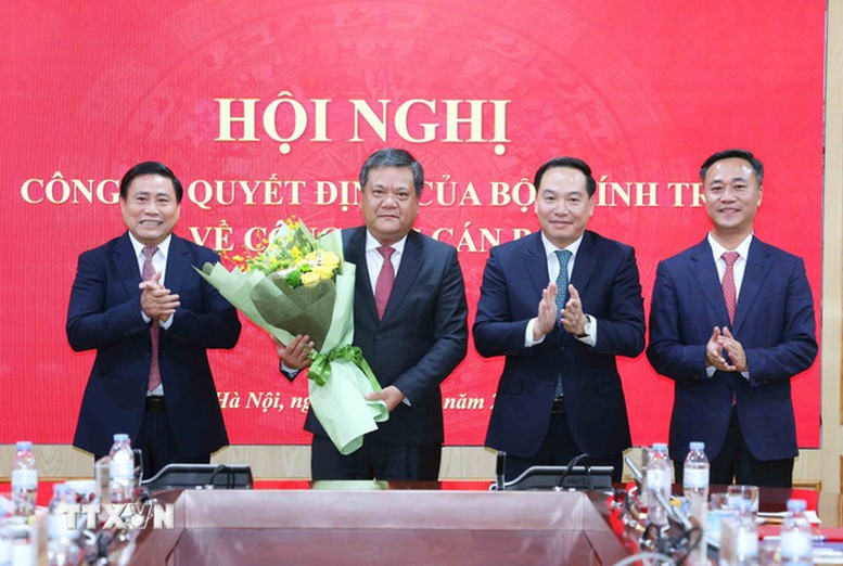 Đồng chí Lê Minh Hưng trao Quyết định của Bộ Chính trị chuẩn y đồng chí Trần Phong giữ chức Bí thư Tỉnh uỷ Khánh Hoà- Ảnh 3.