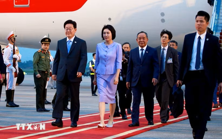 Tổng thống Hàn Quốc Lee Jae Myung và Phu nhân đến Hà Nội, bắt đầu thăm cấp Nhà nước tới Việt Nam
