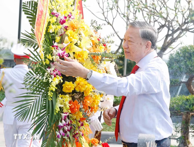 Tổng Bí thư, Chủ tịch nước Tô Lâm dâng hương tưởng niệm Tổng Bí thư Hà Huy Tập- Ảnh 1.