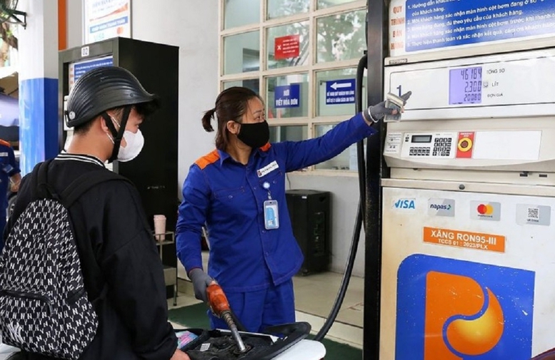 Gi&aacute; xăng dầu tiếp tục giảm- Ảnh 1.