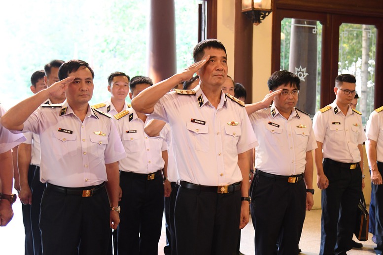 Đoàn công tác Quân chủng Hải quân dâng hương tưởng niệm Chủ tịch Tôn Đức Thắng- Ảnh 1.