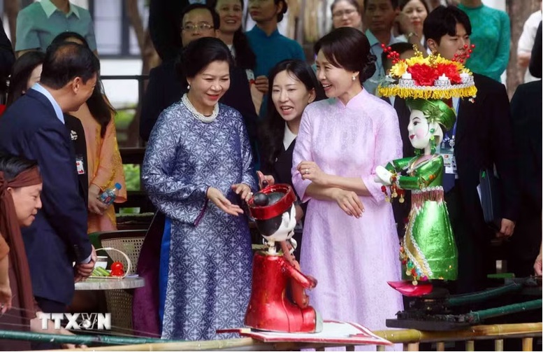 Phu nhân Tổng Bí thư, Chủ tịch nước Tô Lâm và Phu nhân Tổng thống Hàn Quốc thăm Bảo tàng Dân tộc học Việt Nam- Ảnh 1.