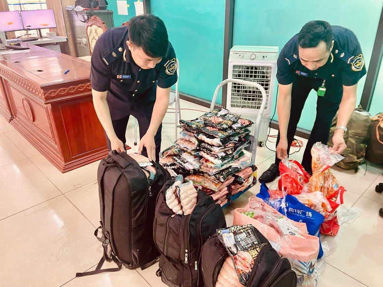 Hải quan phát hiện nhiều vụ vận chuyển thực phẩm không rõ nguồn gốc- Ảnh 1.