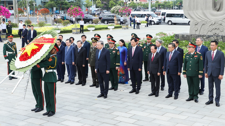 Tổng Bí thư, Chủ tịch nước Tô Lâm dâng hương tưởng niệm các Anh hùng liệt sĩ tại TP. Đà Nẵng- Ảnh 1.