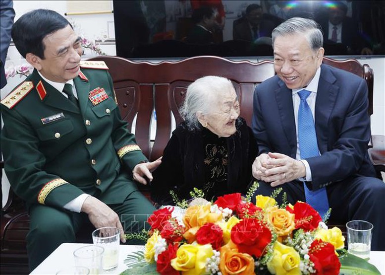 Tổng Bí thư, Chủ tịch nước Tô Lâm dâng hương tưởng niệm các Anh hùng liệt sĩ tại TP. Đà Nẵng- Ảnh 3.