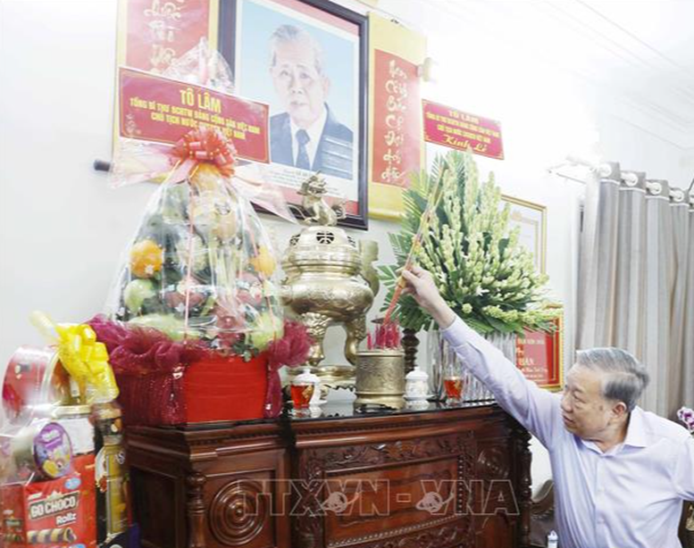 Tổng Bí thư, Chủ tịch nước dâng hương tưởng nhớ các đồng chí lãnh đạo tiền bối- Ảnh 1.