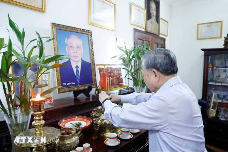 Tổng Bí thư, Chủ tịch nước dâng hương tưởng nhớ các đồng chí lãnh đạo tiền bối- Ảnh 5.