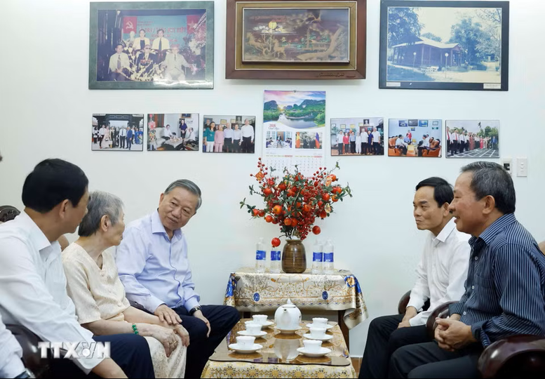 Tổng Bí thư, Chủ tịch nước dâng hương tưởng nhớ các đồng chí lãnh đạo tiền bối- Ảnh 6.