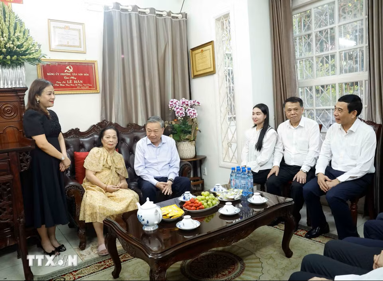 Tổng Bí thư, Chủ tịch nước dâng hương tưởng nhớ các đồng chí lãnh đạo tiền bối- Ảnh 2.