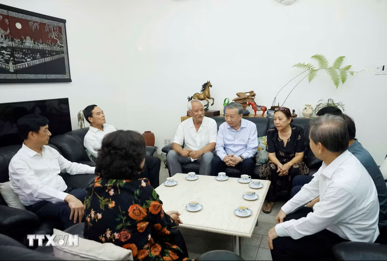 Tổng Bí thư, Chủ tịch nước dâng hương tưởng nhớ các đồng chí lãnh đạo tiền bối- Ảnh 4.