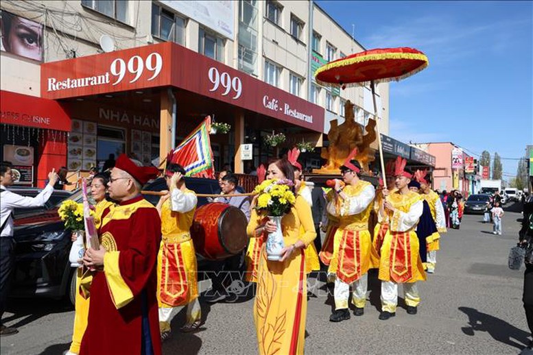 Giỗ Tổ Hùng Vương 2026 ở nước ngoài: Mỗi cộng đồng một cách "giữ cội"- Ảnh 5.