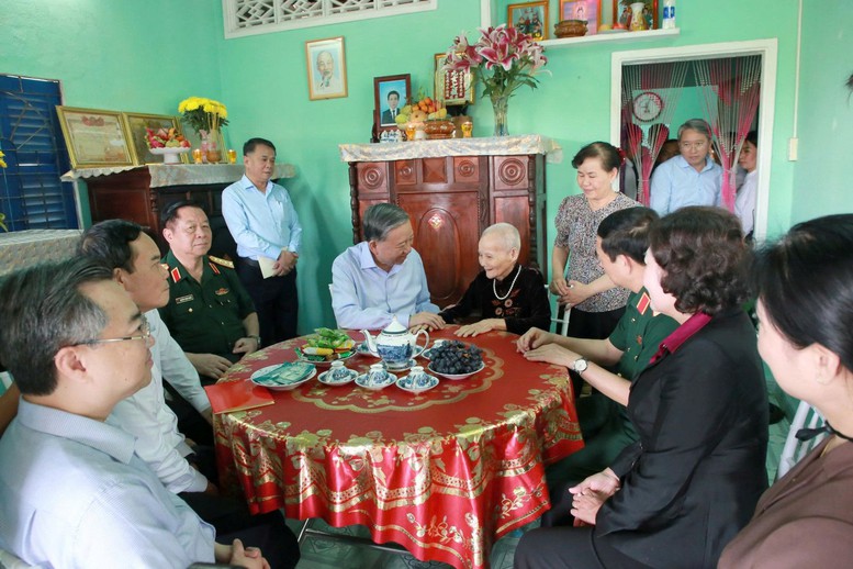 Tổng B&iacute; thư, Chủ tịch nước T&ocirc; L&acirc;m d&acirc;ng hương tại Nghĩa trang Liệt sĩ T&acirc;n Bi&ecirc;n- Ảnh 3.