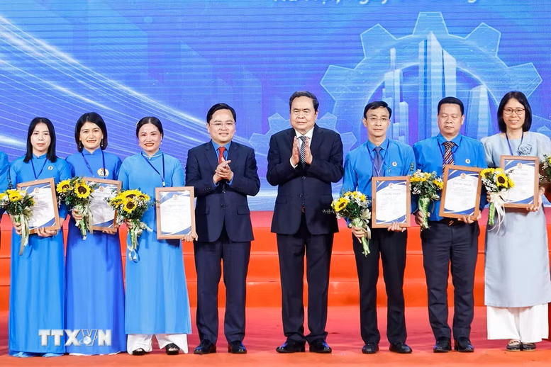 Chủ tịch Quốc hội Trần Thanh Mẫn: C&aacute;c cấp C&ocirc;ng đo&agrave;n tập trung n&acirc;ng cao năng suất lao động v&agrave; tăng trưởng hai con số- Ảnh 4.
