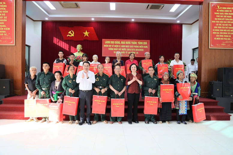 Phó Thủ tướng Phạm Thị Thanh Trà thăm, tặng quà gia đình chính sách, công nhân và hộ nghèo tại Lào Cai- Ảnh 8.